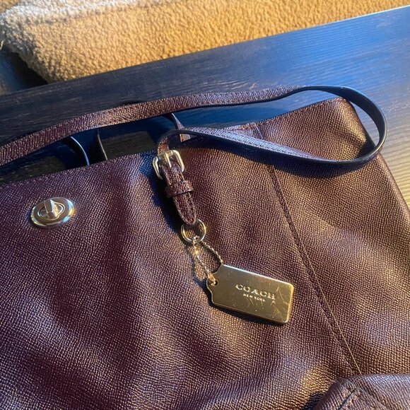 ๐ Coach Turnlock Tote โ Burgundy Crossgrain Leather ๐ - Picture 6 of 8